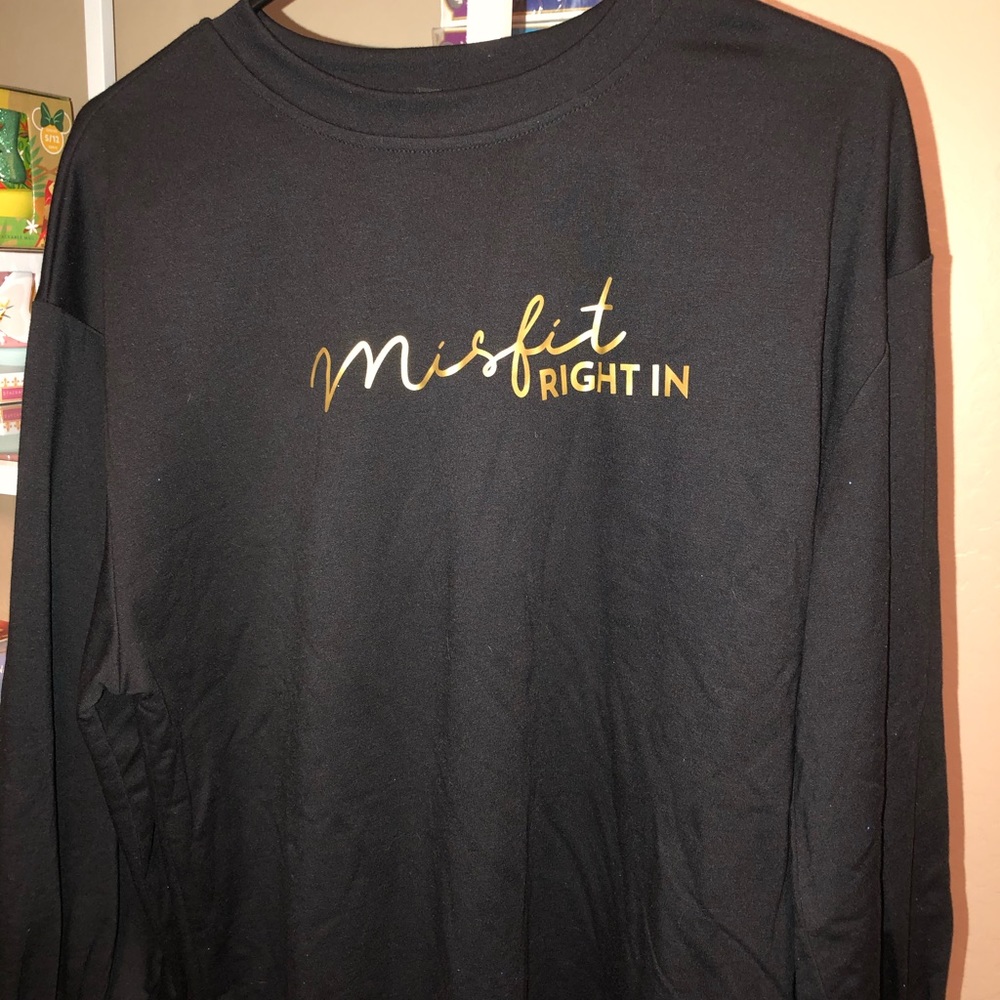 4/$20 Veryl long sleeve shirt. Size S.